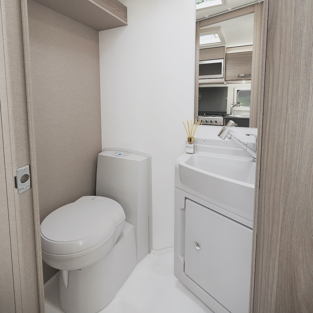 [INT]-Edge-486-Washroom-[SWIFT] crop